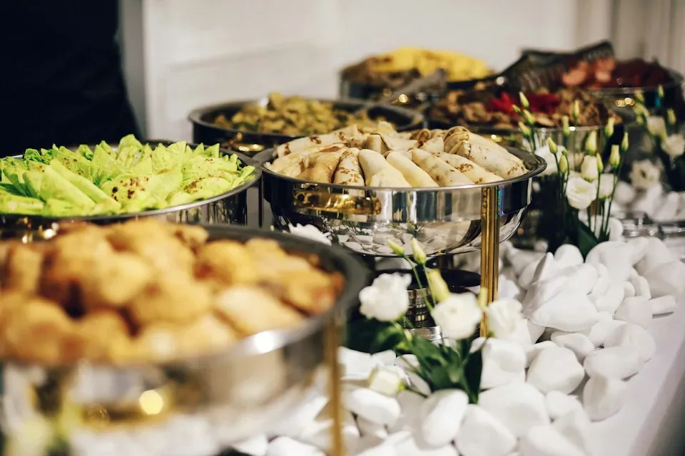Banquete preparado y presentado para los invitados de un evento