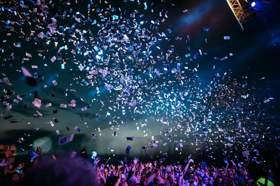 Celebración con luces y confeti sobre la pista