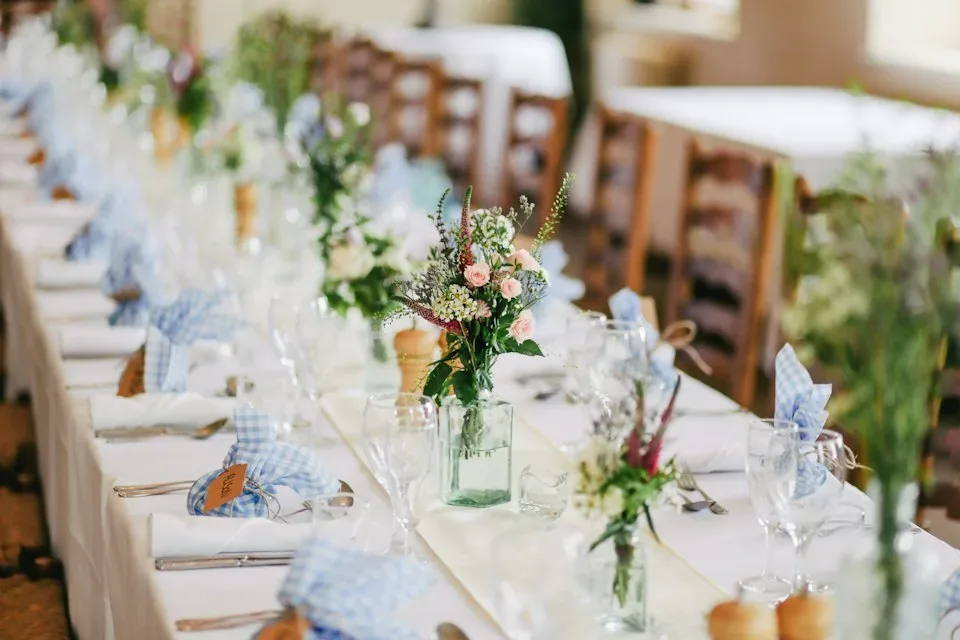 Detalles de una mesa preparada para celebrar